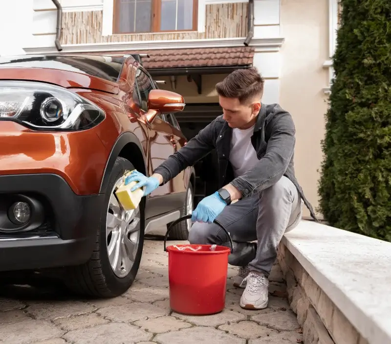 Lavage auto à domicile Villaines-sous-Malicorne : professionnel intervenant sur un véhicule